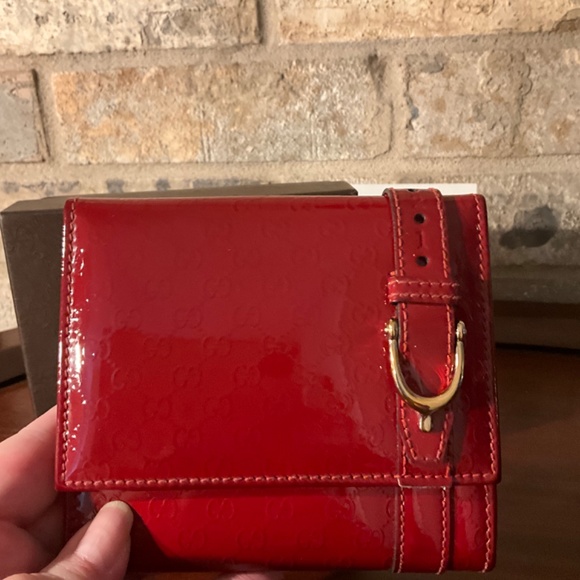 AUTHENTIC GUCCI RED PATENT LEATHER COMPACT WALLET - Picture 3 of 16